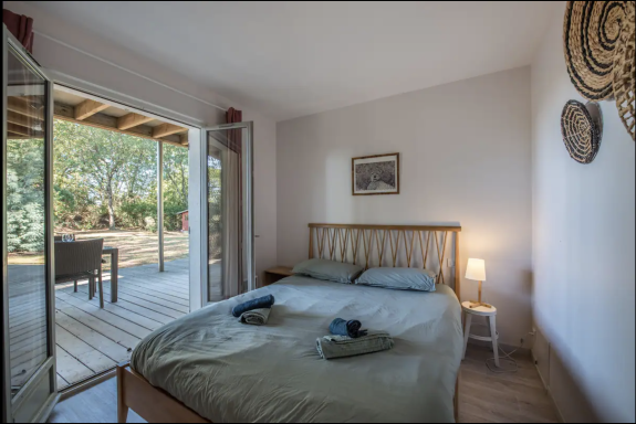 chambre vue sur le jardin et la terrasse