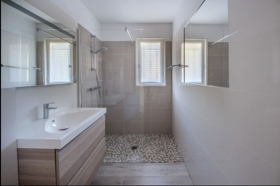 salle de bains à droite dans le couloir